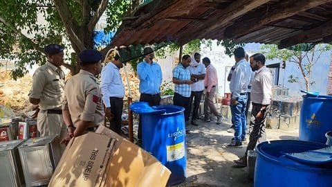 नकली घी बनाने वाली फैक्ट्री पर प्रशासन की दबिश, मौके पर मिले कुल 7.86 लाख कीमत के सोयाबीन, वनस्पति तेल सहित मिश्रित घी को किया गया सीज