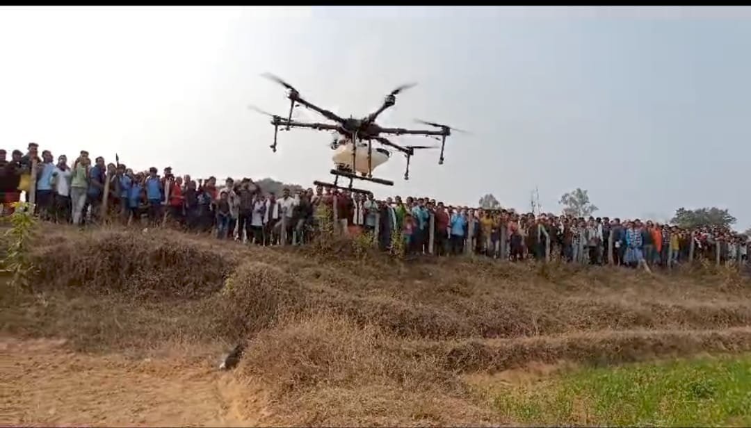 ड्रोन से नैनो फर्टिलाइजर के छिड़काव के डेमो में बड़ी संख्या में किसान हुए शामिल, उदयपुर के केदमा में विकसित भारत संकल्प यात्रा शिविर स्थल पर हुआ प्रदर्शन