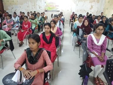 शासकीय नर्सिंग महाविद्यालय, अंबिकापुर की छात्राओं ने लोकसभा चुनाव में शतप्रतिशत मतदान हेतु ली शपथ