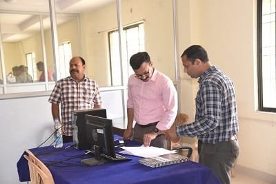 कलेक्टर श्री  भोसकर  ने एमसीएमसी, शिकायत, वाहन एवं व्यय शाखा, सहित कंट्रोल रूम, सी विजिल कक्ष का किया निरीक्षण