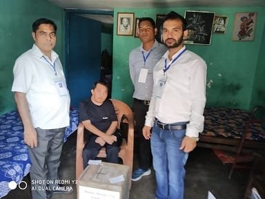होम वोटिंग की सुविधा ने दिलाई बुजुर्ग और दिव्यांग मतदाताओं को मतदान करने की खुशी, मतदान दल पहुंचे घर-घर
