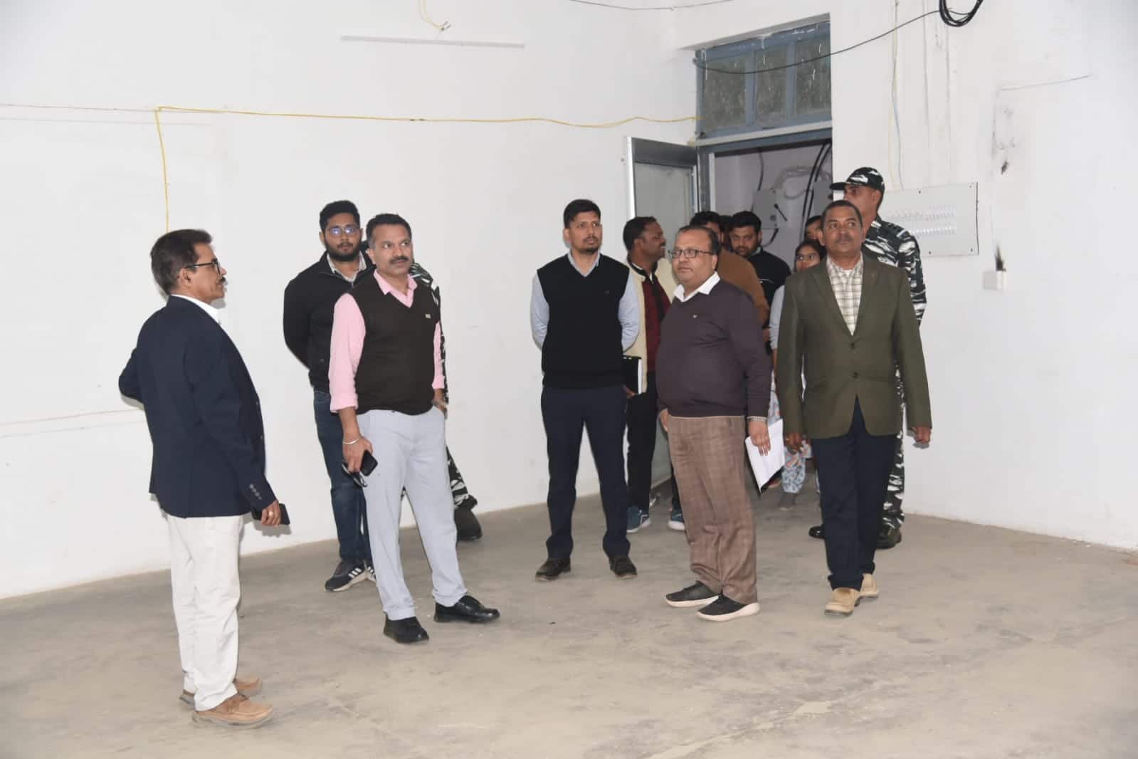 लोकसभा निर्वाचन 2024 कलेक्टर श्री विलास भोस्कर ने पॉलिटेक्निक कॉलेज स्थित स्ट्रांग रूम एवं मतगणना कक्ष का किया निरीक्षण