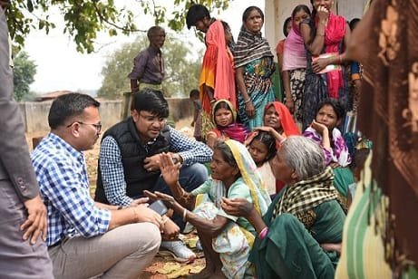 पीवीटीजी परिवारों के बीच पहुंचे कलेक्टर, जमीन पर बैठकर सुनीं लोगों की समस्या