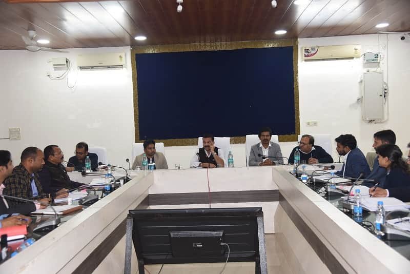 कलेक्टर ने ली राजस्व अधिकारियों की बैठक