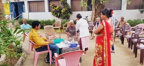 राष्ट्रीय बाल स्वास्थ्य कार्यक्रम अंतर्गत टीम द्वारा राघवपुरी स्थित वृद्धाश्रम में स्वास्थ्य शिविर का हुआ आयोजन