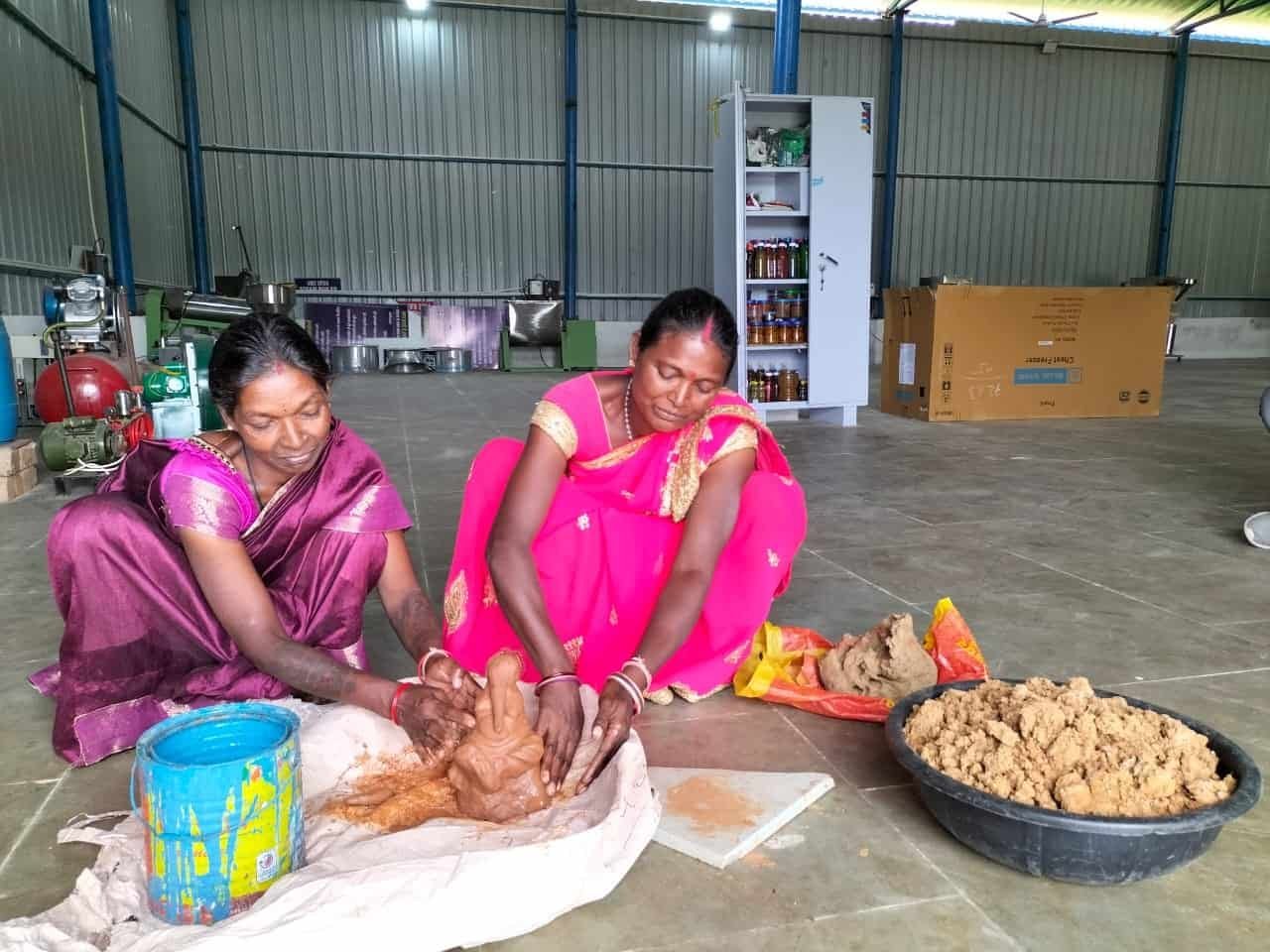 Ambikapur News: गणेश उत्सव में घर-घर विराजेंगे इको फ्रेंडली गणपति, समूह की महिलाएं बना रहीं रीपा में प्रतिमाएं ,पढ़े पूरी खबर