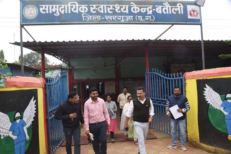 जिले में स्वास्थ्य सुविधाओं का जायजा लेने अचानक सामुदायिक स्वास्थ्य केंद्र बतौली एवं सीतापुर पहुँचे कलेक्टर, व्यवस्थाओं का निरीक्षण कर दिए आवश्यक दिशा-निर्देश
