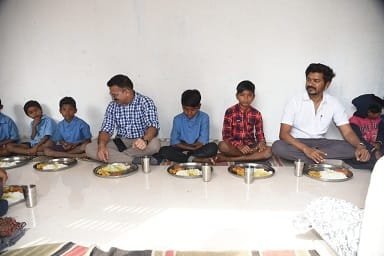 शासकीय माध्यमिक शाला सायर में बच्चों के साथ बैठ किया भोजन, विद्यालय में मिलने वाली सुविधाओं पर की बात