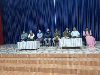 स्कूल निरीक्षण समिति ने निजी कॉन्वेंट स्कूल का किया निरीक्षण, शिक्षकों एवं अभिभावकों की ली बैठक