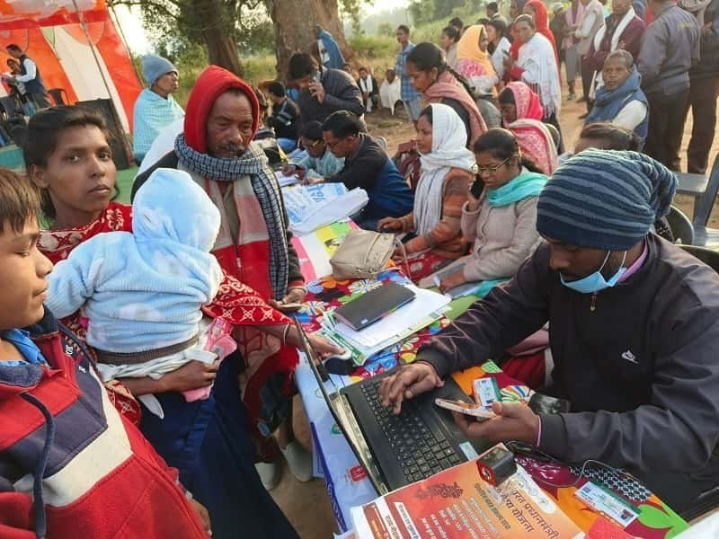AMBIKAPUR : पंचायतों में रूट प्लान अनुसार पहुंच रही संकल्प यात्रा शासकीय योजनाओं का लाभ लेने शिविर में बड़ी संख्या में उमड़ रहे लोग