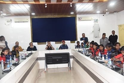 एकलव्य आवासीय विद्यालय पेटला के छात्र-छात्राओं ने कलेक्टर के समक्ष रखी अपनी बात, कलेक्टर ने गंभीरता से सुनकर तत्काल की कार्यवाही