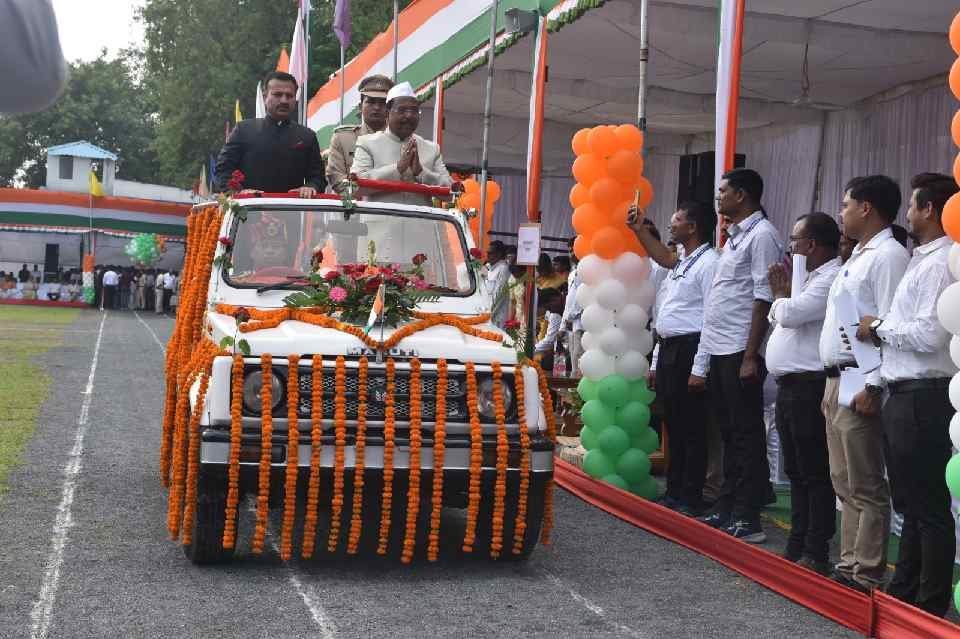 Ambikapur : 78वें स्वतंत्रता दिवस समारोह का जिले में गरिमामयी आयोजन, मुख्य अतिथि आदिम जाति विकास एवं कृषि मंत्री श्री रामविचार नेताम जी ने किया ध्वजारोहण