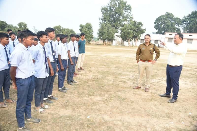 ambikapur news : कलेक्टर-एसपी ने लखनपुर के स्वामी आत्मानंद स्कूल का किया औचक निरीक्षण , बच्चों के शैक्षणिक एवं आवासीय सुविधाओं के मद्देनजर जिला अधिकारियों को स्कूलों, आश्रम छात्रावासों के सतत निरीक्षण के दिए निर्देश