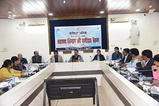 कलेक्टर ने स्वास्थ्य विभाग की ली समीक्षा बैठक