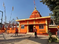 “स्वच्छ तीर्थ अभियान“ के तहत मंदिरों और धार्मिक स्थलों में की जा रही सफाई