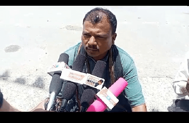 अजाक थाना से प्रताड़ित होकर आवेदक चूड़ी लेकर बैठा थाने के सामने