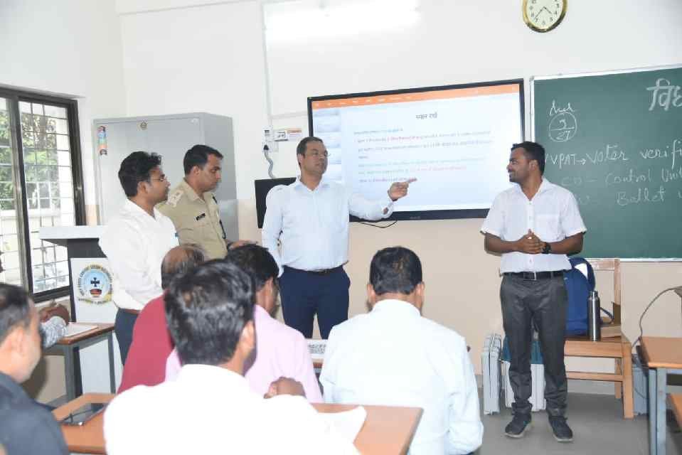 AMBIKAPUR : निर्वाचन में पीठासीन व मतदान अधिकारियों की जिम्मेदारी सबसे महत्वपूर्ण, चुनाव प्रक्रिया की रीढ़, गंभीरता से प्रशिक्षण लें ,........बोले कलेक्टर एवं जिला निर्वाचन अधिकारी