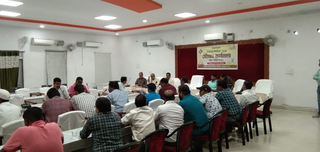 पोस्टल बैलेट एवं ईडीसी द्वारा वोटिंग प्रक्रिया पर अधिकारियों-कर्मचारियों को दिया गया प्रशिक्षण