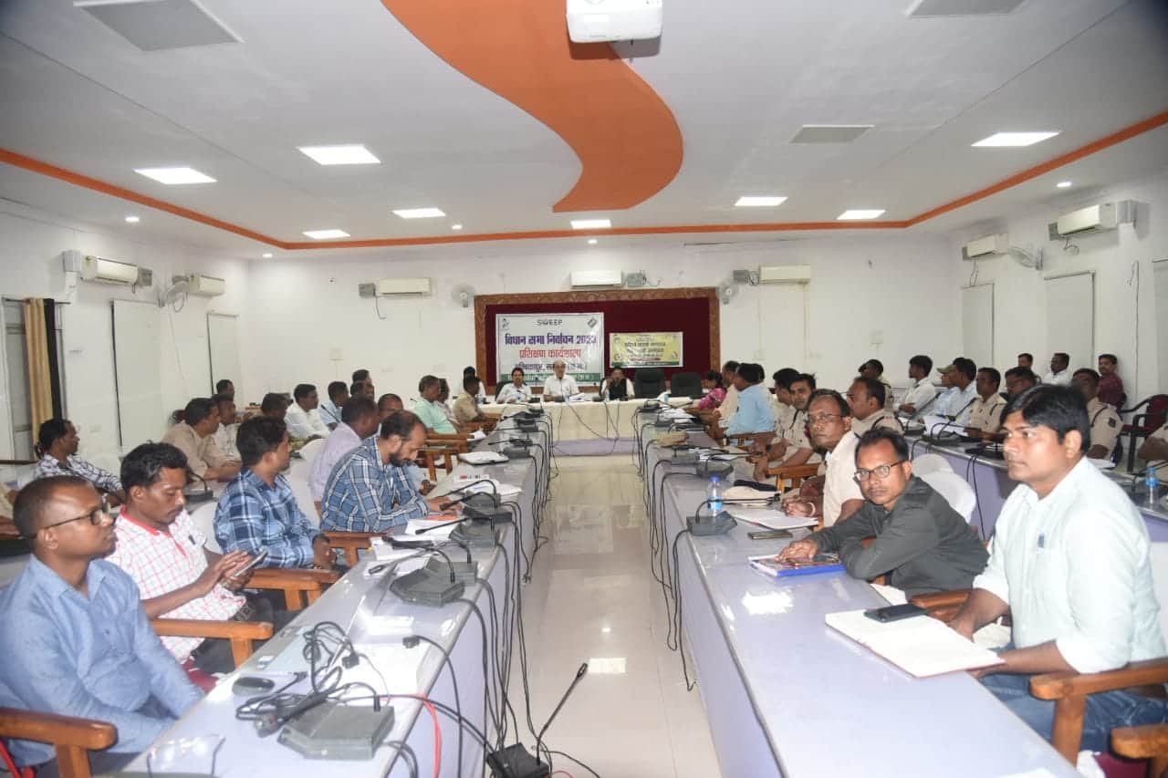 Surguja : निर्वाचन के सफलतापूर्वक संचालन हेतु चुनाव कार्य में संलग्न सभी अधिकारियों-कर्मचारियों के प्रशिक्षण कार्यक्रम की शुरुआत,प्रशिक्षण में व्यय सीमा, सी विजिल एप सहित इसकी समय सीमा की दी गई जानकारी
