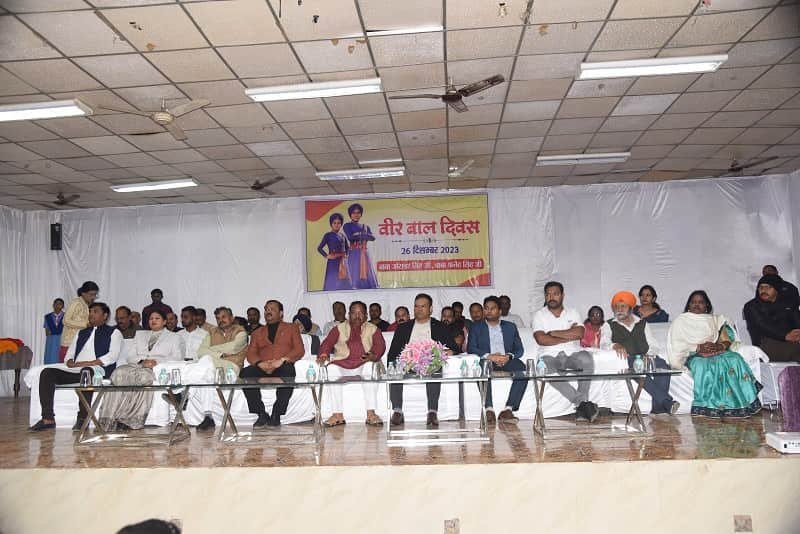 Ambikapur : भारत के वीर नायकों के इतिहास को जानने का दिवस है “वीर बाल दिवस“- विधायक श्री मिंज वीर बाल दिवस पर गुरू गोविंद सिंह के बलिदान और उनके सुपुत्रों की शहादत को किया गया याद
