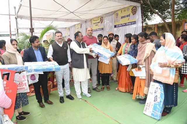अम्बिकापुर एवं लुण्ड्रा विधायक और कलेक्टर ने अटल आवास वार्ड 04 में आयोजित शिविर में पहुंचकर योजनाओं का लाभ लेने लोगों को किया प्रेरित