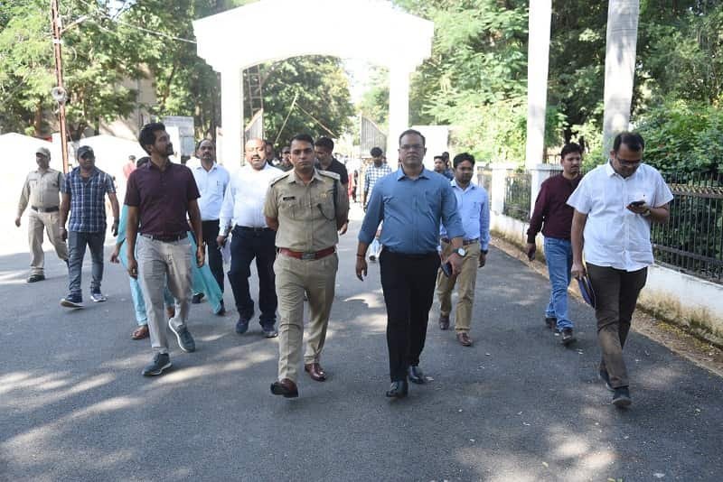 AMBIKAPUR : कलेक्टर एवं एसपी ने नाम निर्देशन की प्रक्रिया के सुगम संपादन के लिए तैयारियों का लिया जायजा, जिला कोर्ट मार्ग से गेट नंबर 02 प्रवेश के लिए अभ्यर्थी हेतु आरक्षित