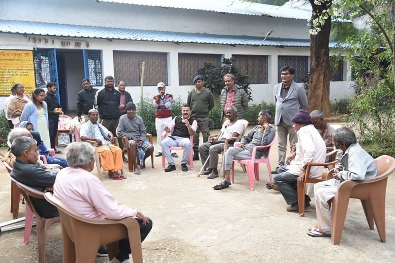 कलेक्टर पहुंचे वृद्धाश्रम, बुजुर्गों के लिए तैयार भोजन की गुणवत्ता स्वयं चखकर देखी वृद्धाश्रम में सुविधाओं का विस्तार करने अधिकारियों को दिए आवश्यक दिशा निर्देश