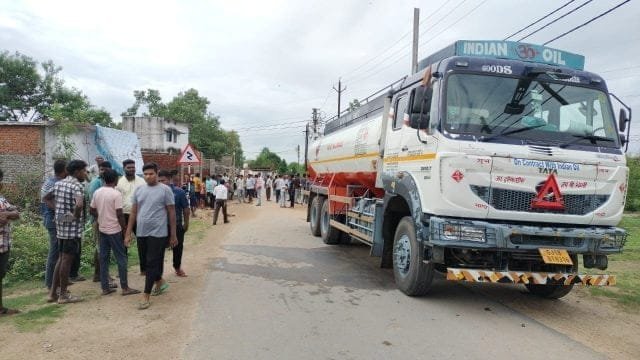 AccidentNews:मौके पर गई जान ऑयल टैंकर ने मासूम को रौंदा लोगों में आक्रोश…