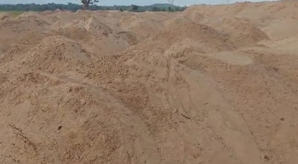 अधिकारियों के संरक्षण में चल रहा है,, रेत का अवैध उत्खनन