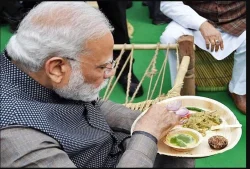 <strong>PM मोदी ने चखी मोरधन की खीर और मैथी-पालक, कचोरी और साबूदाना खिचड़ी की करी तारीफ</strong>
