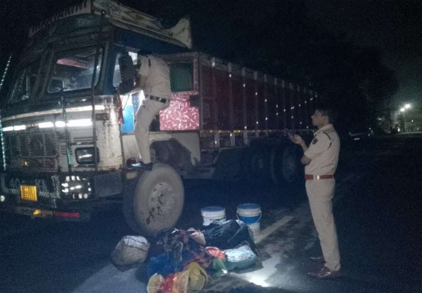 Raigarh Bank Robbery : रायगढ़ बैंक में 5.62 करोड़ की डकैती के 5 आरोपी झारखंड बॉर्डर पर गिरफ्तार, ट्रक से भाग रहे थे डकैत,पढ़े पूरी खबर
