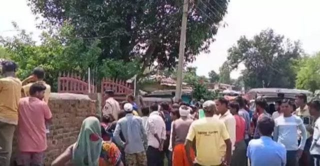 बंद कमरे में मिली दंपति की लाश, पत्नी का शव बिस्तर पर, तो पति फांसी पर लटका पाया, पुलिस जांच में जुटी
