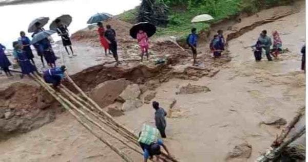 CGNews :उफनती नदी को पार कर जा रहे बच्चे स्कूल, जान जोखिम में डाल कर कराया जा रहा बच्चों को पार