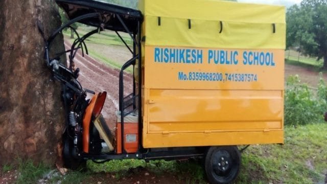 Accident news :स्कूली बच्चों से भरी ऑटो पेड़ से टकराई, तीन की हालत नाजुक…