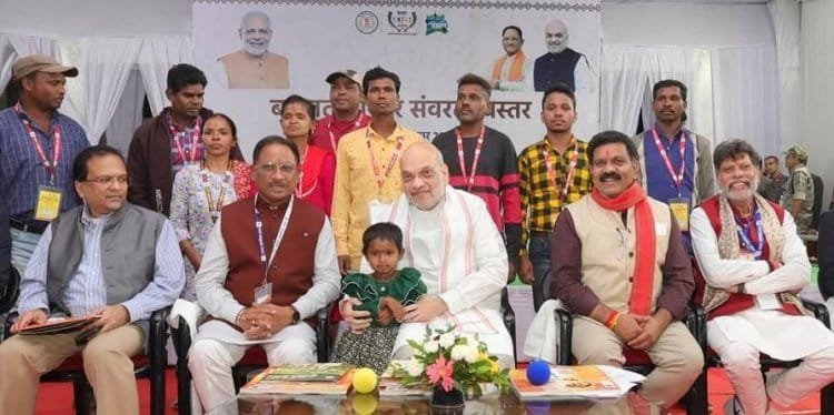 केन्द्रीय गृह एवं सहकारिता मंत्री श्री अमित शाह ने आज छत्तीसगढ़ के जगदलपुर में हथियार छोड़ मुख्यधारा में शामिल हुए _पढ़े पूरी ख़बर.....
