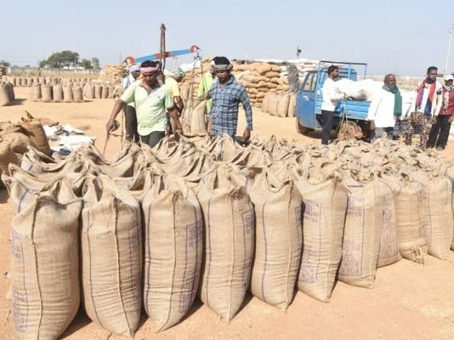 Dhan Kharidi: धान की खरीदी कर समिति में पंजीकृत किसान के धान के रकबे में बेचने की प्रवृत्तियों पर नियंत्रण के लिये उड़न दस्ता दल का गठन