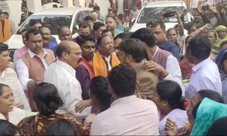 Breking news : प्रदेश के दो कैबिनेट मंत्रियों के काफिले को हजारों महिलाओं ने घेरा…..पुलिस को करना पड़ा बल प्रयोग