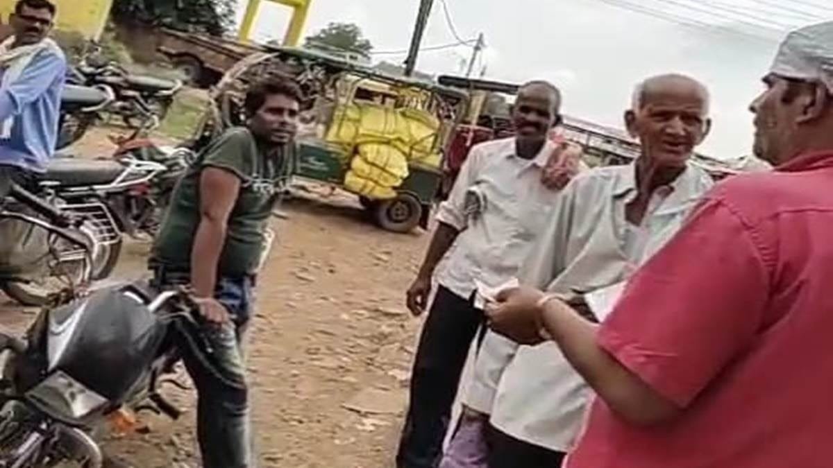 Black marketing of fertilizer coupons in Morena, MP… Brokers are selling them to helpless farmers for Rs 50,मप्र के मुरैना में खाद के कूपन की भी कालाबाजारी… मजबूर किसानों को 50 रुपये में बेच रहे दलाल