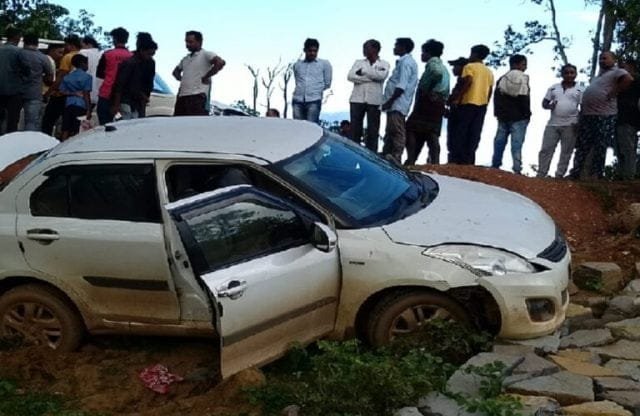 accident News :महिला की गई जान, पिता और पति गंभीर रुप से घायल ,पुल से टकराकर कार पलटी ,पूरा पड़े