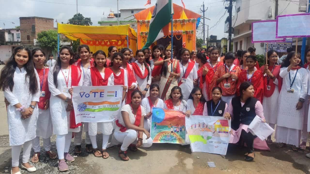 अम्बिकापुर: मतदाता जागरूकता कार्यक्रम अंतर्गत विभिन्न गतिविधियों के माध्यम से मतदाताओं को किया जा रहा जागरूक