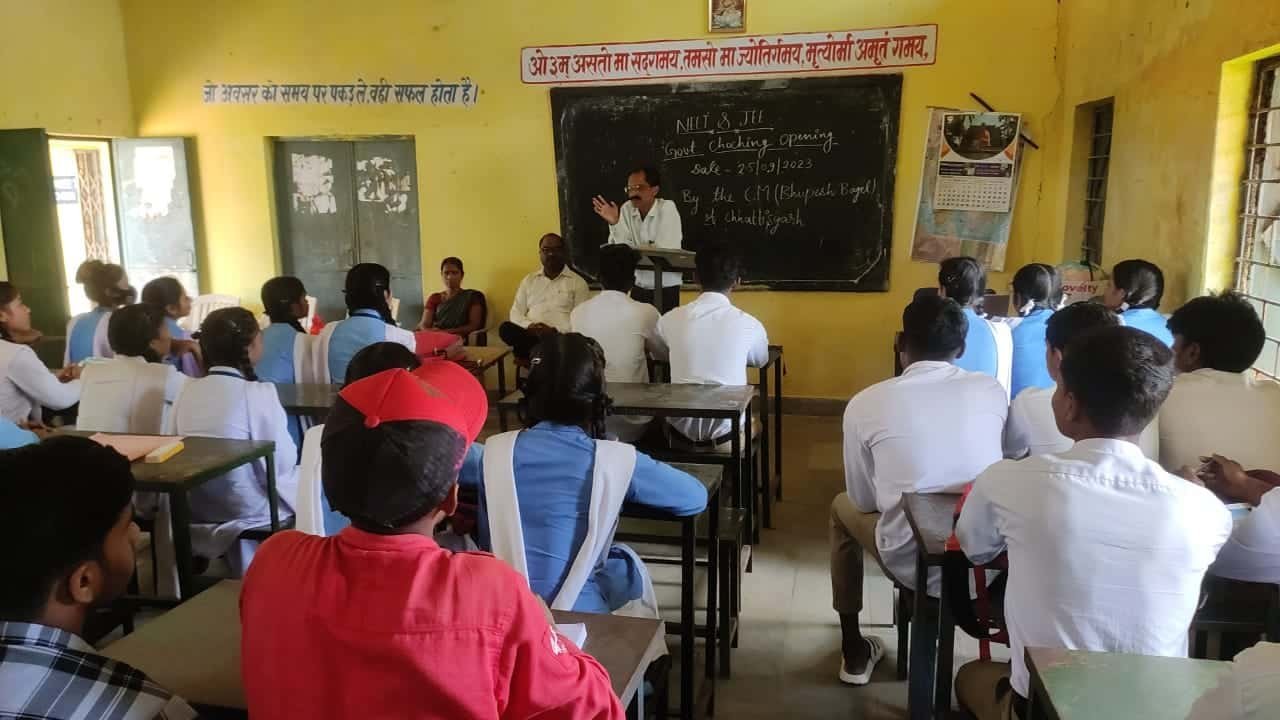 AmbikapurNews : जिले में इंजीनियरिंग एवं मेडिकल प्रवेश परीक्षा की तैयारी हेतु स्वामी आत्मानंद कोचिंग योजना का हुआ शुभारंभ
