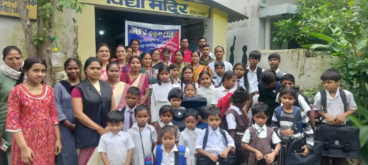 अम्बिकापुर: गुरु पूर्णिमा के पावन अवसर पर छत्तीसगढ़ नागरिक सुरक्षा वेलफेयर फाउंडेशन के सदस्यों द्वारा जनपद पंचायत अम्बिकापुर के निकट विद्या मंदिर स्कूल में विद्यालय के बच्चों के साथ गुरु पूर्णिमा मनाया गया।